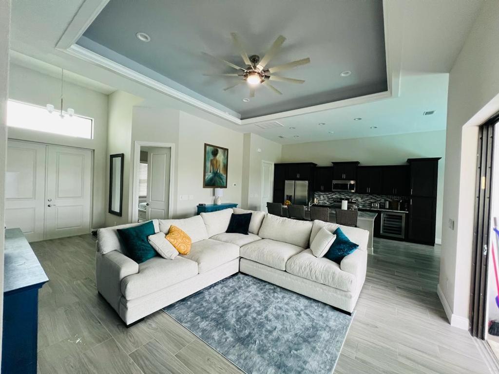 קייפ קורל Newly Built Villa Ballerina With Heated Pool And Incredible View Into Beautiful Arrowheadcanal מראה חיצוני תמונה