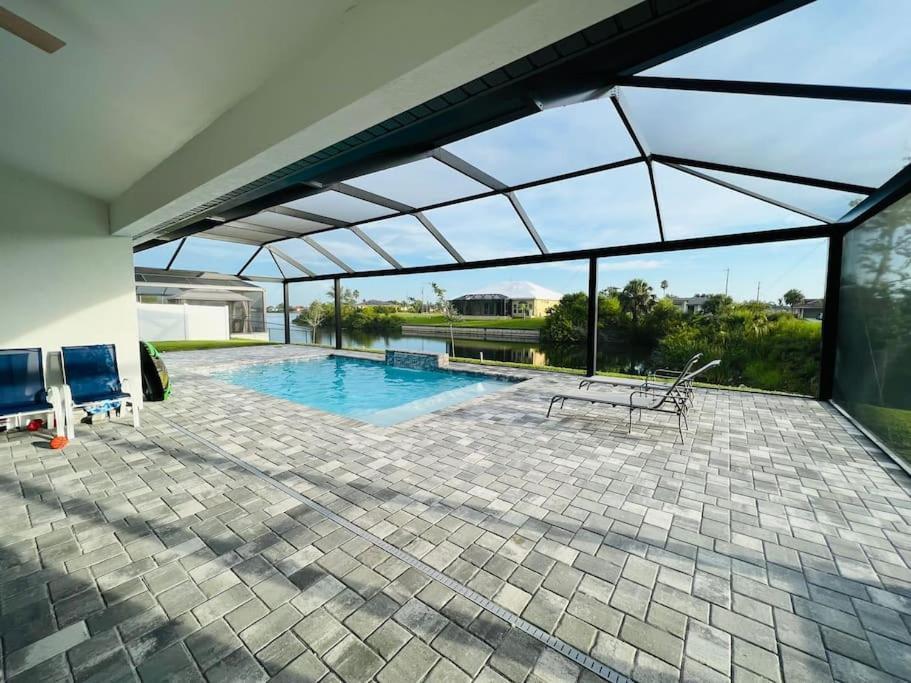 קייפ קורל Newly Built Villa Ballerina With Heated Pool And Incredible View Into Beautiful Arrowheadcanal מראה חיצוני תמונה