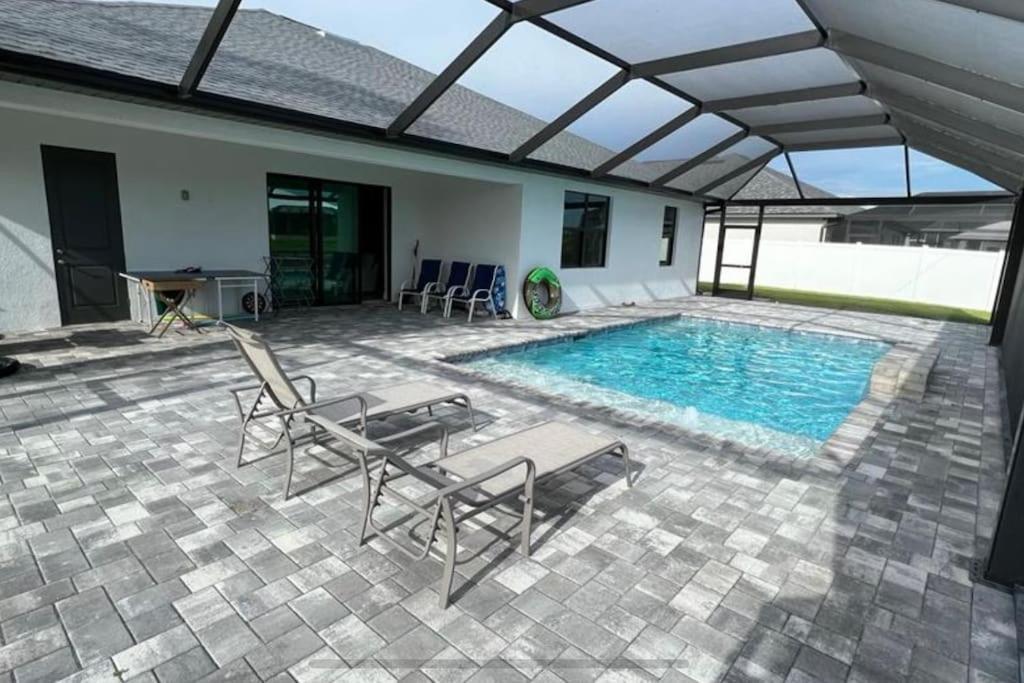 קייפ קורל Newly Built Villa Ballerina With Heated Pool And Incredible View Into Beautiful Arrowheadcanal מראה חיצוני תמונה